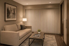 Superior Room | Living area - Silvermark Hotel (Toronto)