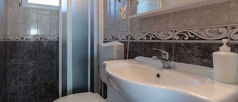 Douche, sèche-cheveux, serviettes fournies