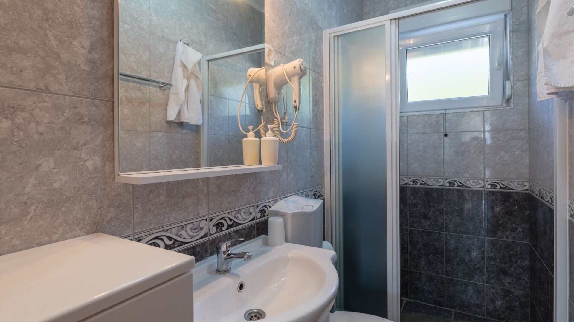 Shower, hair dryer, towels