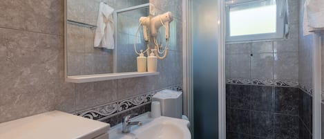 Douche, sèche-cheveux, serviettes fournies