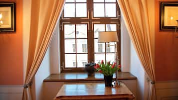 Chambre Confort double, vue sur la ville | Intérieur