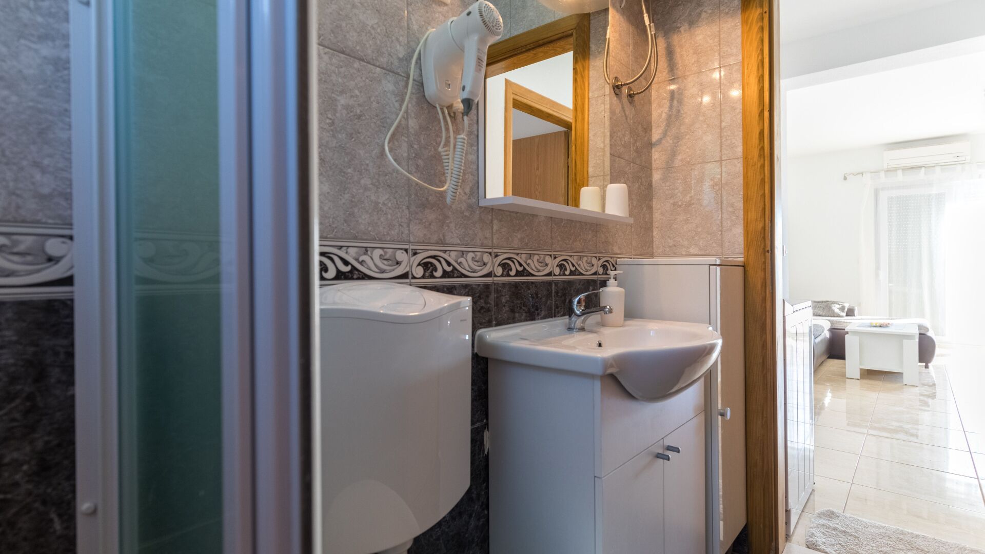 Dusche, Haartrockner, Handtücher