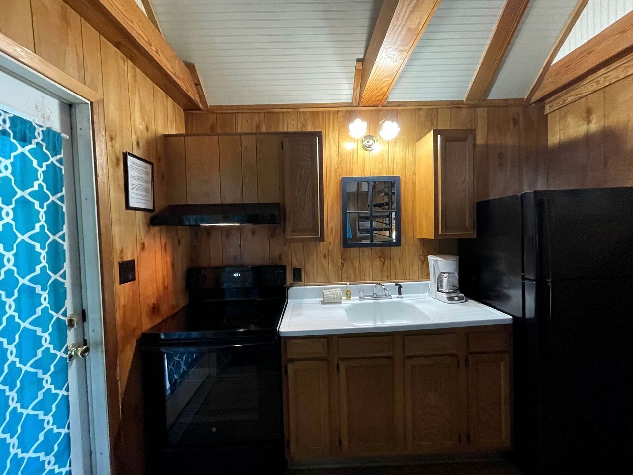 Cafetera o tetera, microondas y utensilios de cocina