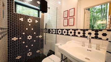 Towels, soap, shampoo, toilet paper