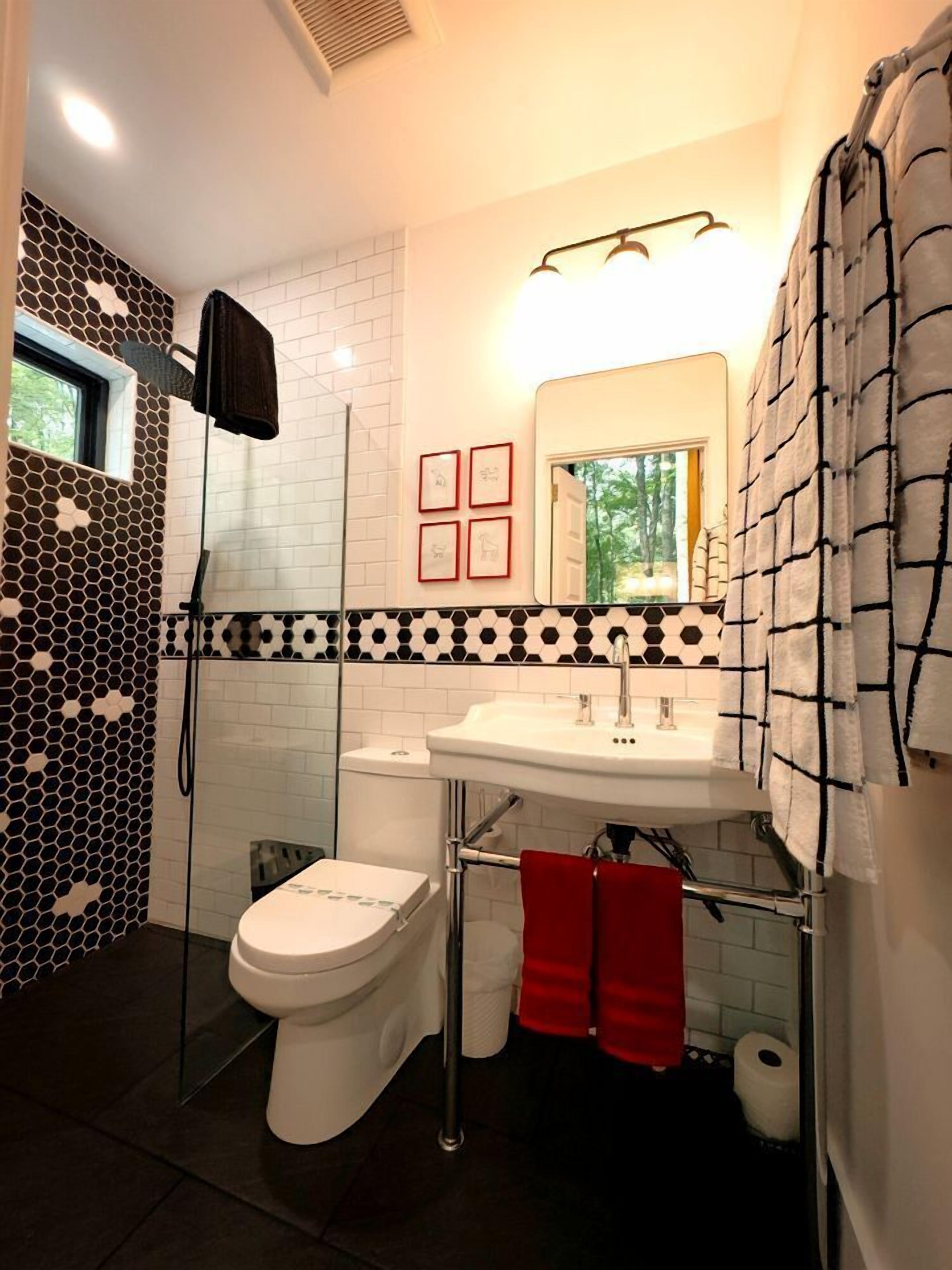 Toallas, jabón, shampoo, papel de baño 