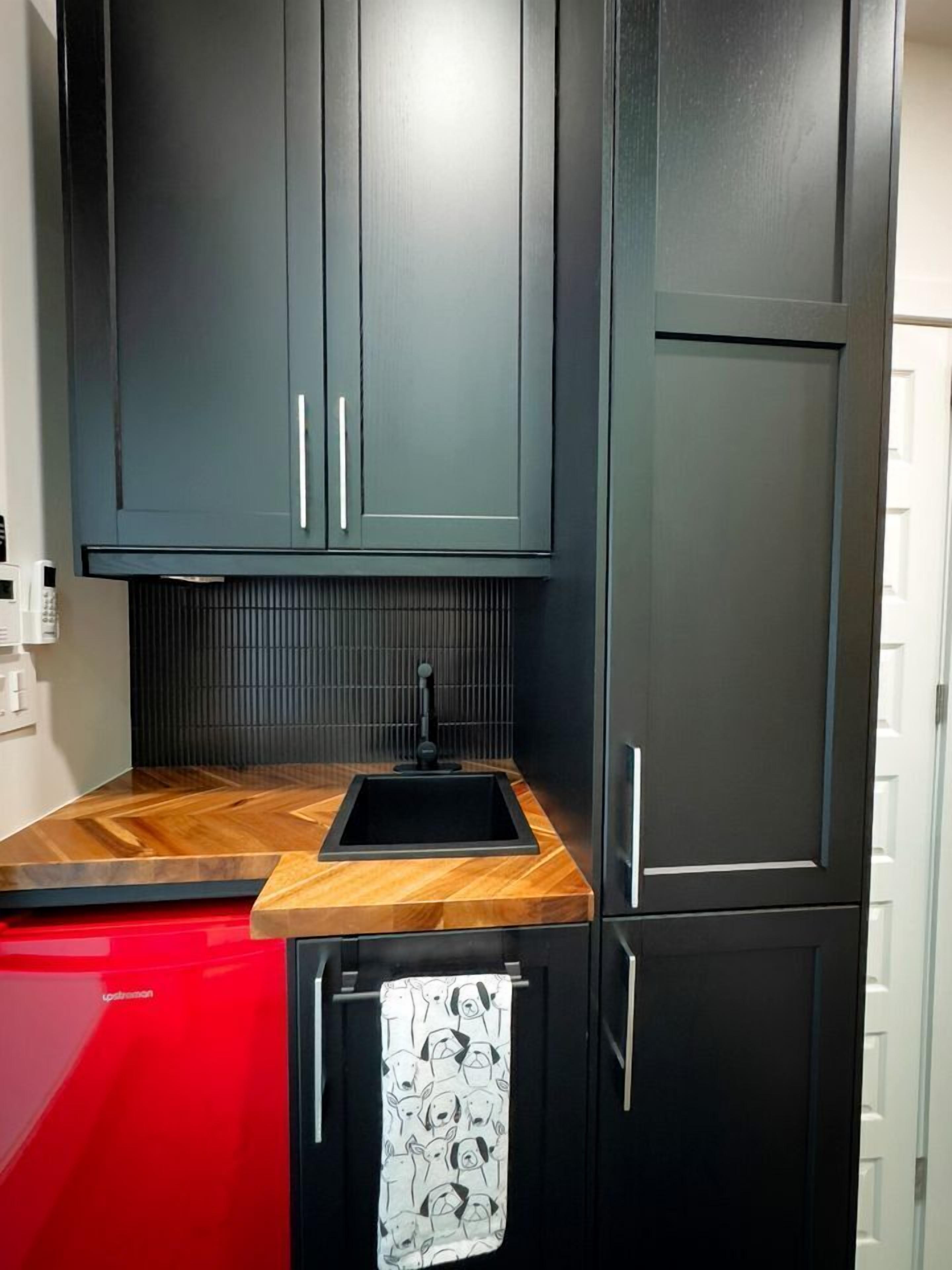 Wasserkocher mit Kaffee-/Teezubehör, Kühlschrank, Mikrowelle, Toaster