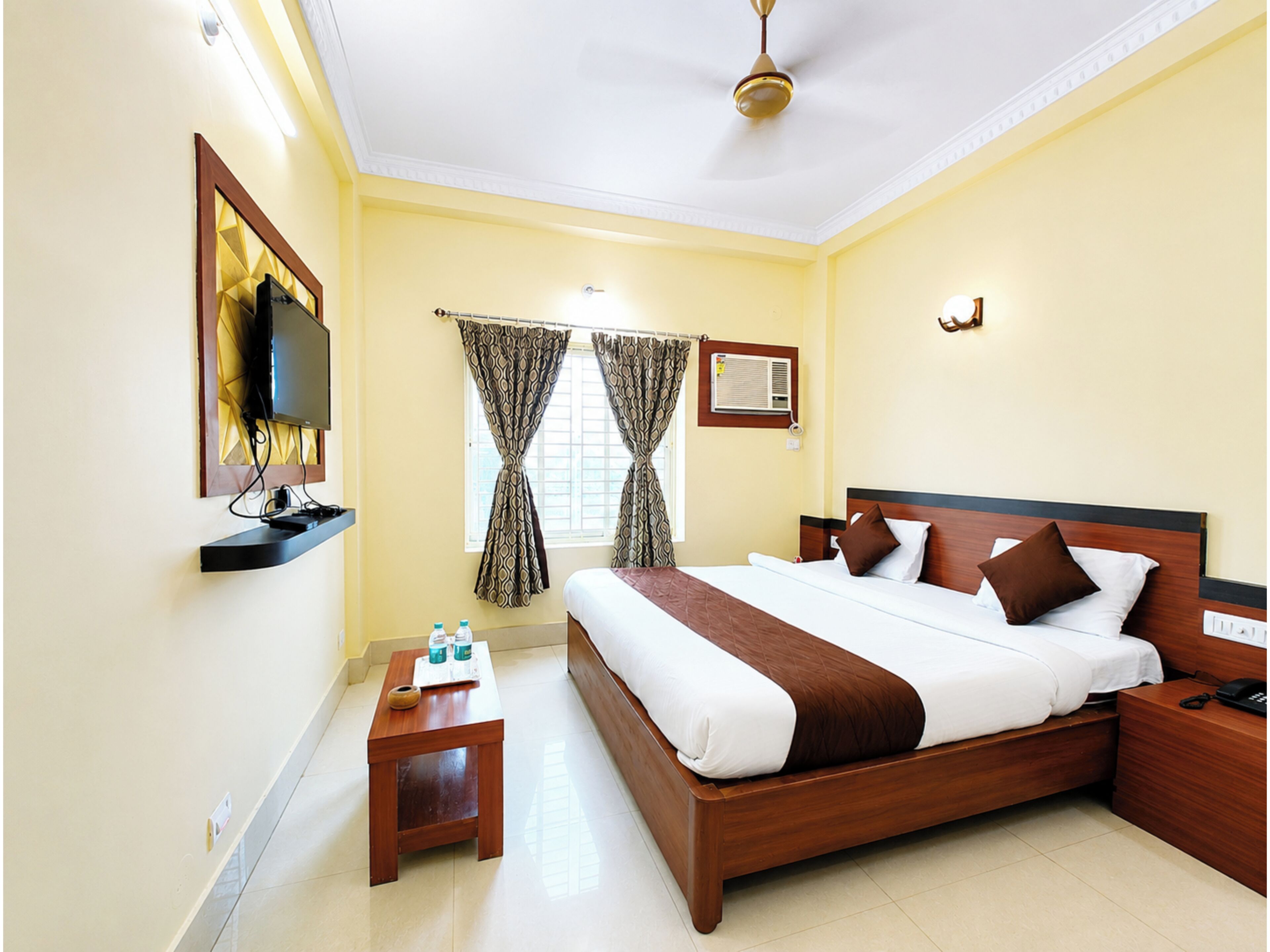 Deluxe Double Room, Air conditioning | Hypo-allergenic bedding, desk, soundproofing, free WiFi