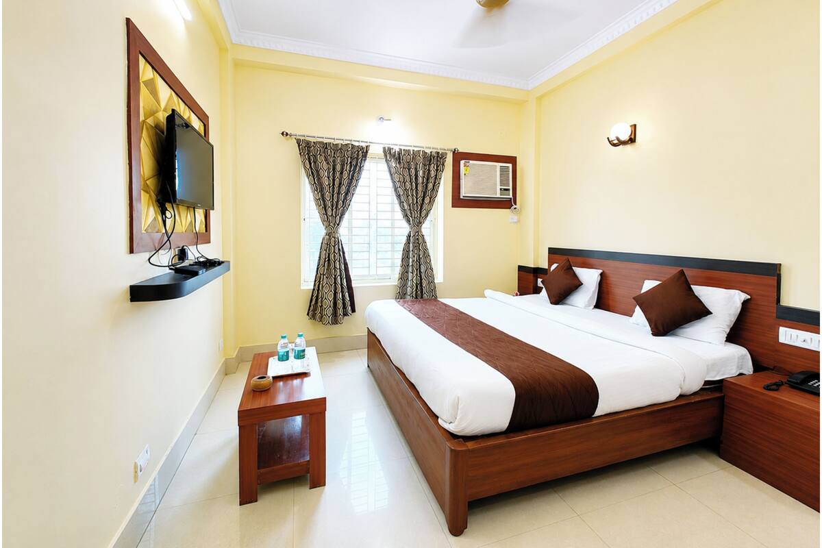 Deluxe Double Room, Air conditioning | Hypo-allergenic bedding, desk, soundproofing, free WiFi