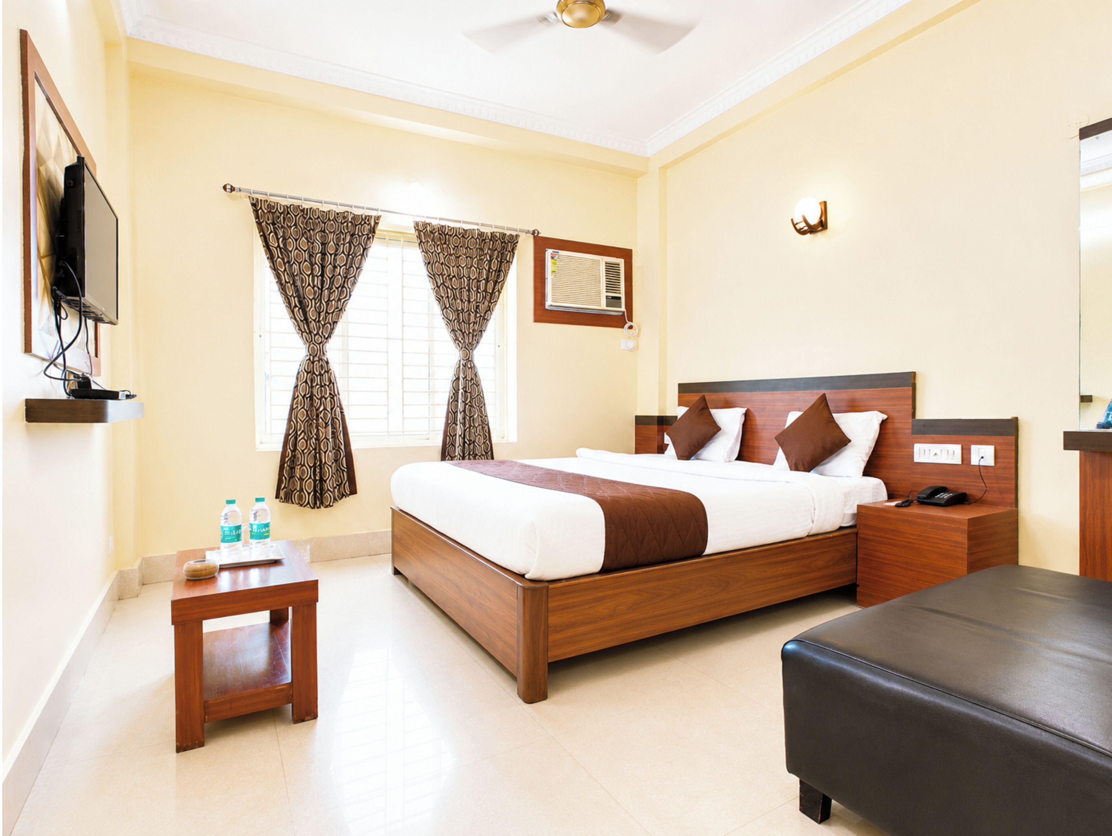 Deluxe Double Room, Multiple Beds, Air conditioning | Hypo-allergenic bedding, desk, soundproofing, free WiFi