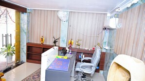 Una oficina moderna con escritorio, silla y elementos decorativos.