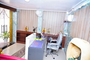 Una oficina moderna con escritorio, silla y elementos decorativos.