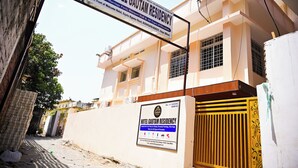 Señal del Hotel Gautam Residency que indica que ofrece un centro para fiestas de boda, salones de banquetes y diversos tipos de eventos.