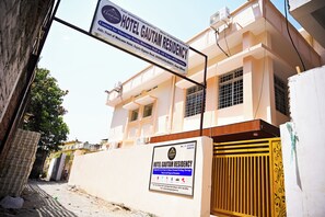 Señal del Hotel Gautam Residency que indica que ofrece un centro para fiestas de boda, salones de banquetes y diversos tipos de eventos.