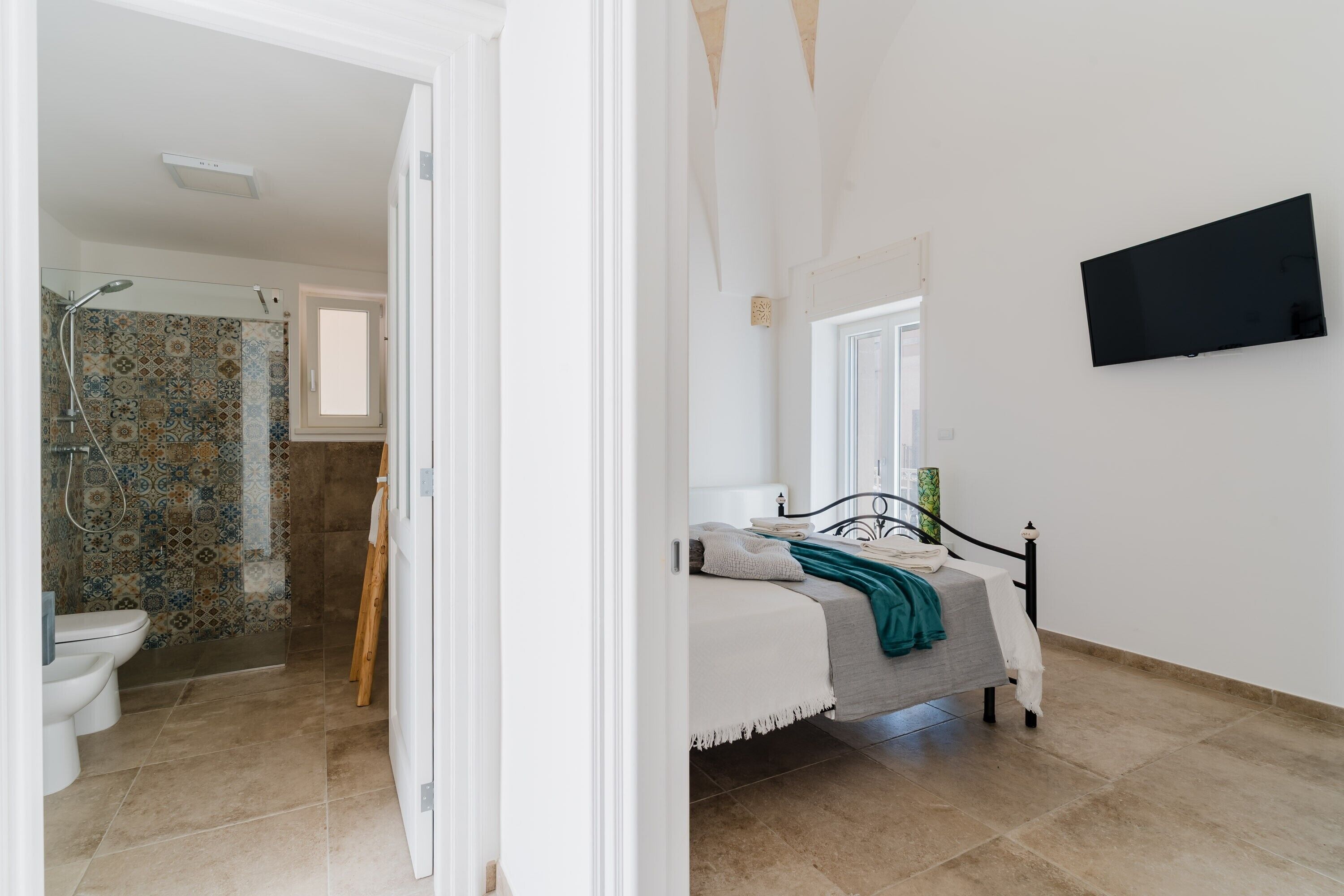 5 quartos, ferros/tábuas de passar roupa, Wi-Fi, roupa de cama