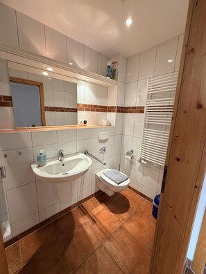 Bathroom - Vrbo Property (Ostseeheilbad Zingst)
