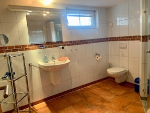 Bathroom - Vrbo Property (Ostseeheilbad Zingst)