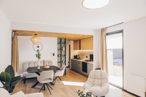 Un intérieur moderne comprenant un coin repas, une cuisine et un espace salon.