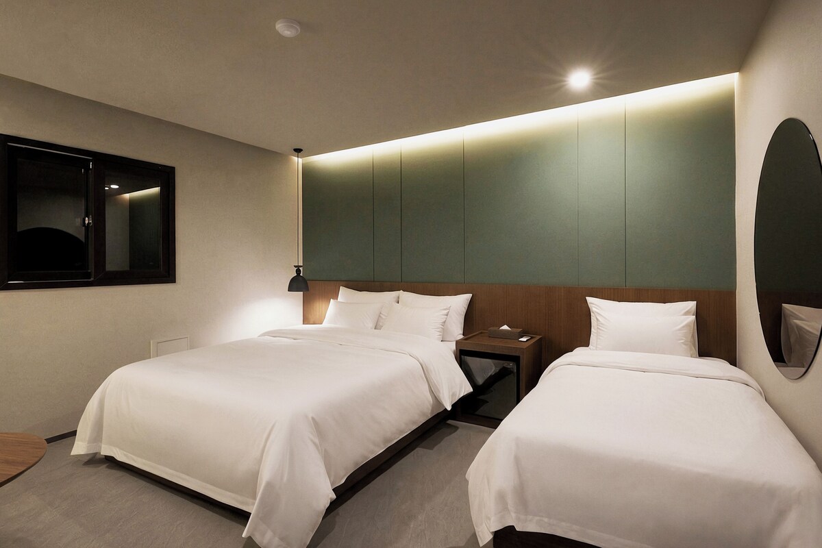 Deluxe Twin Room | Desk, laptop workspace, WiFi (free), bed sheets