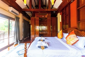 Desk, laptop workspace, free WiFi - Jomtien Seaview Thai Pool Villa  BBQ (satthahip)