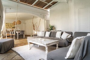 Ein geräumiger Wohnbereich mit Esstisch, Sofas und Couchtisch.