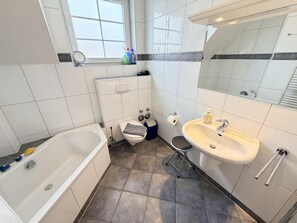 Bathroom - Vrbo Property (Ostseeheilbad Zingst)