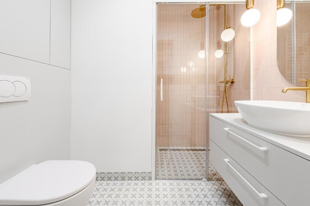 Premium appartement, 3 slaapkamers, balkon | Badkamer | Een aparte badkuip en douche, een regendouche, handdoeken