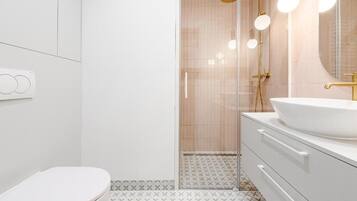 Premium appartement, 3 slaapkamers, balkon | Badkamer | Een aparte badkuip en douche, een regendouche, handdoeken