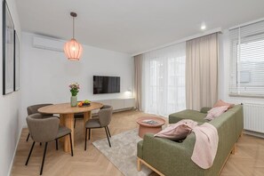 Premium Apartment, 3 Bedrooms, Balcony | Living room - ShortStayPoland Jagiellońska Premium P6  (Warszawa)