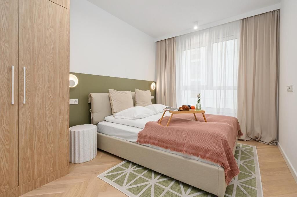 Premium appartement, 3 slaapkamers, balkon | Een bureau, een laptopwerkplek, een strijkplank/strijkijzer, gratis wifi