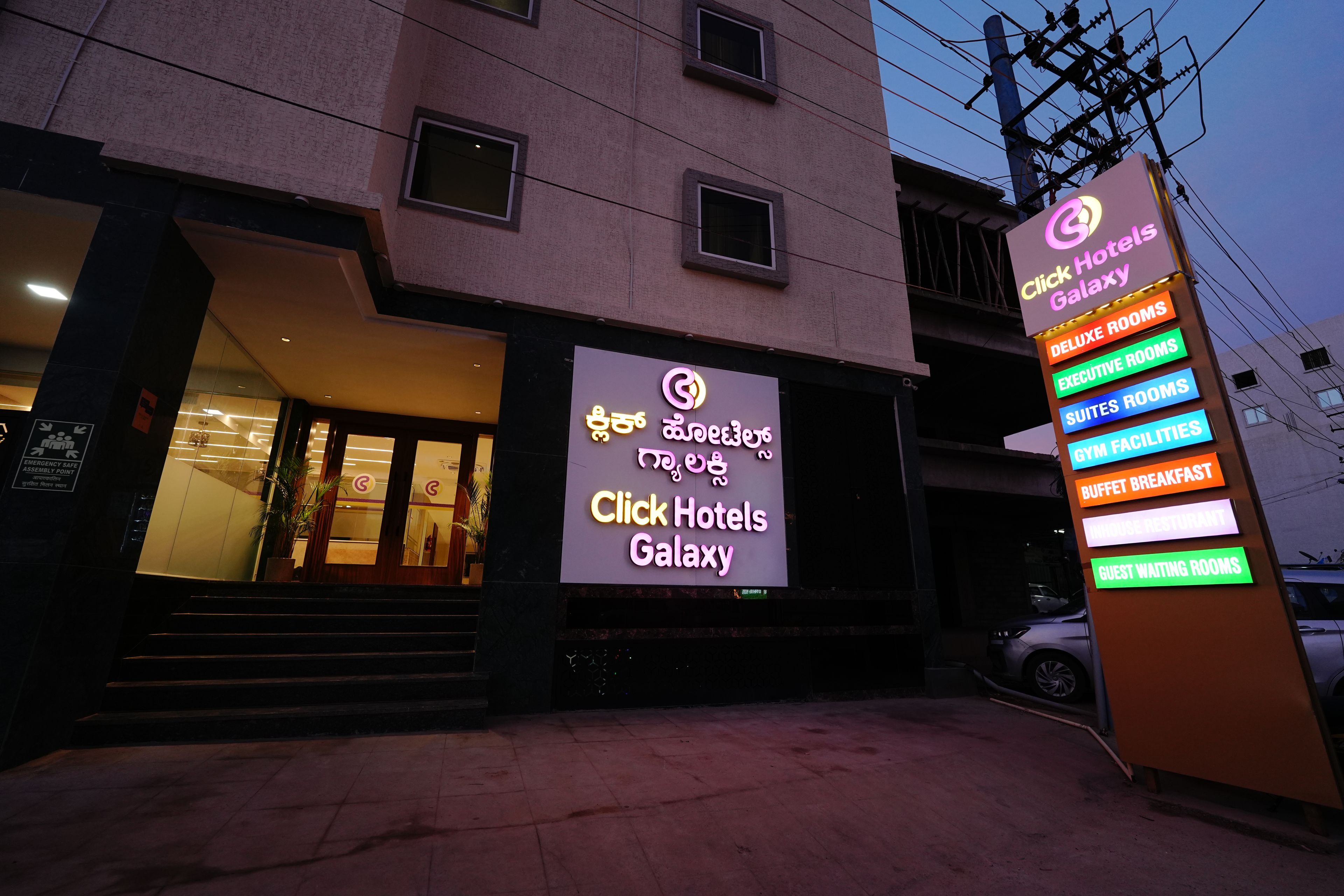 Entrada de un hotel con un cartel que indica Click Hotels Galaxy.