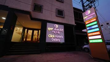 Entrada de un hotel con un cartel que indica Click Hotels Galaxy.