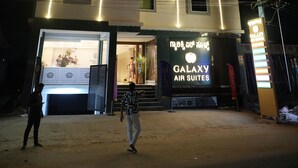 Un edificio de varios pisos con un cartel que dice 'Galaxy Air Suites'.