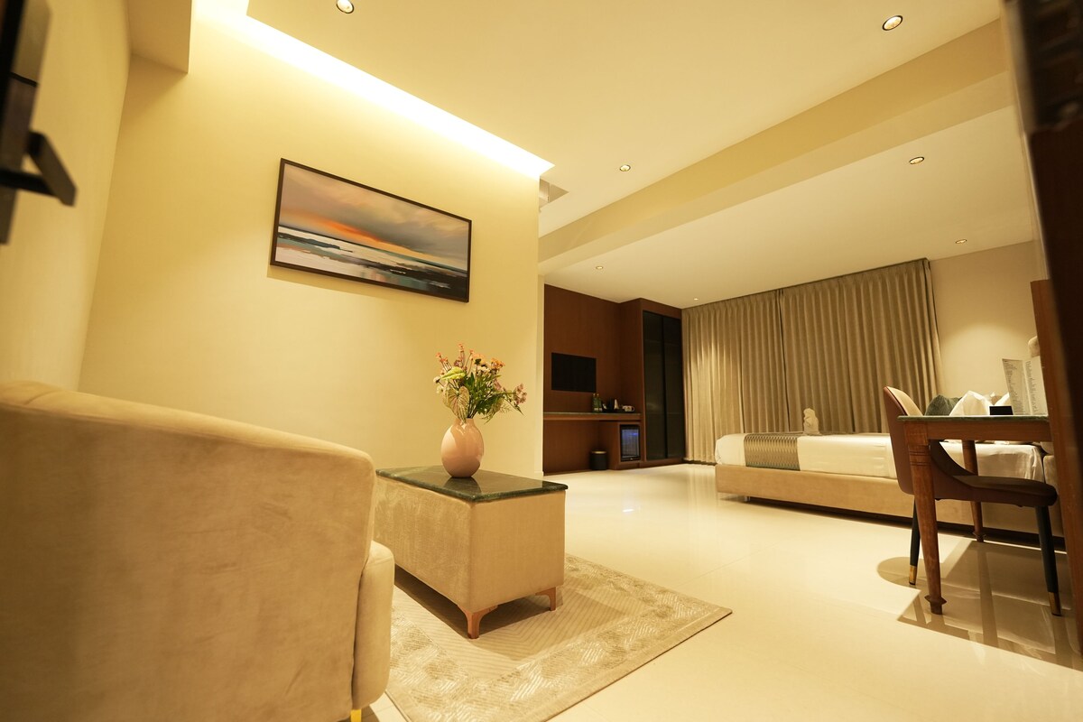Executive Suite | Blackout drapes, iron/ironing board (on request), WiFi (free)
