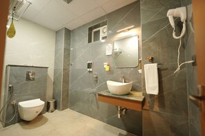 Deluxe Room | Bathroom | Shower, towels, soap, toilet paper - Galaxy Air Suites (Bengaluru)