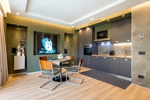 Kühlschrank, Mikrowelle, Ofen, Herdplatte