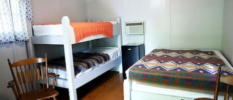 1 bedroom, desk