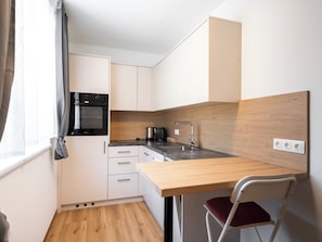 Condo Deluxe, balcón, vista a la montaña | Cocina privada | Refrigerador, parrilla de estufa y utensilios de cocina