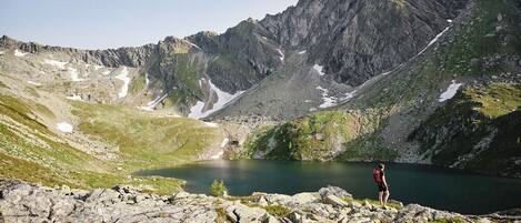 Un paysage montagneux avec un lac et un terrain rocheux.