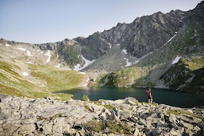 A mountainous landscape with a lake and rocky terrain. - Haus3310 by we rent (Bad Hofgastein)