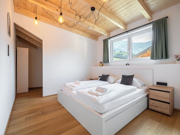 Condo de diseñador, 2 habitaciones, vista a la montaña | Espacio para trabajar con laptop y tabla de planchar con plancha