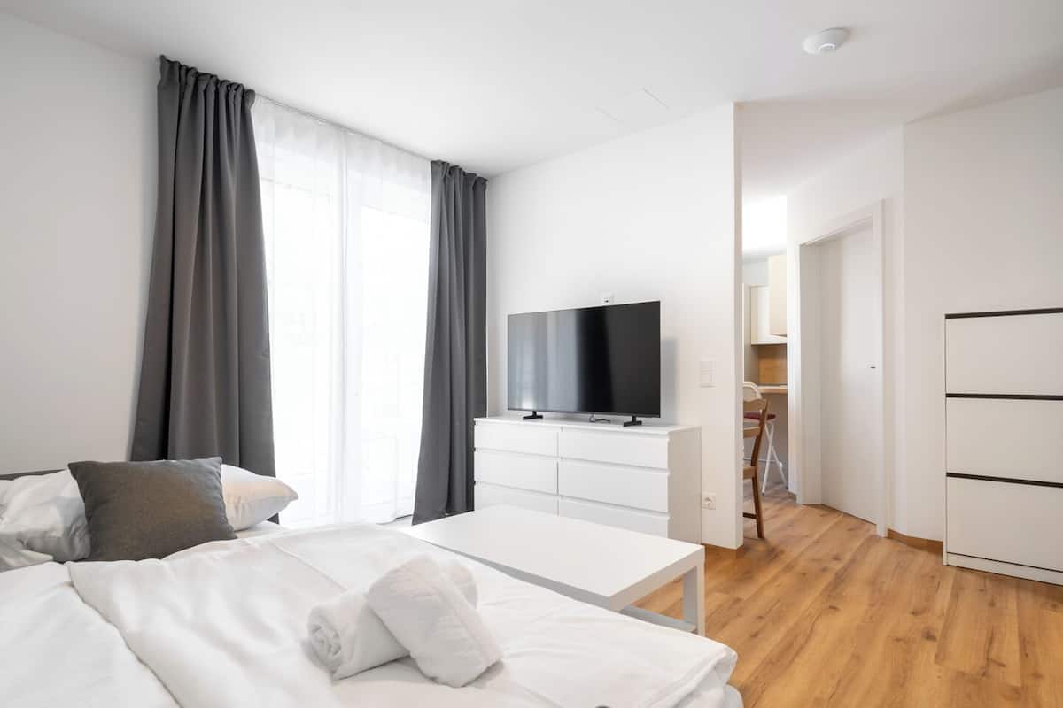 Condo Deluxe, balcón, vista a la montaña | Espacio para trabajar con laptop y tabla de planchar con plancha