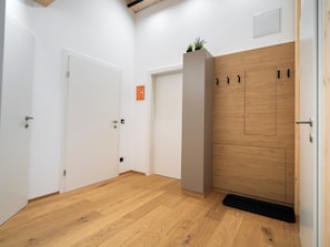 Condo de diseñador, 2 habitaciones, vista a la montaña | Espacio para trabajar con laptop y tabla de planchar con plancha