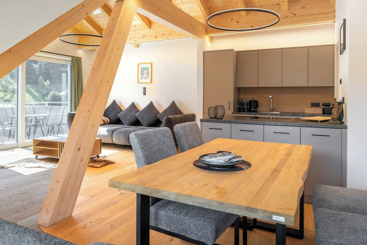 Condo de diseñador, 2 habitaciones, vista a la montaña | Área de sala de estar
