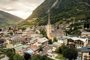 A town with a prominent church tower, a central square, and buildings with traditional architecture. - Haus3310 by we rent (Bad Hofgastein)