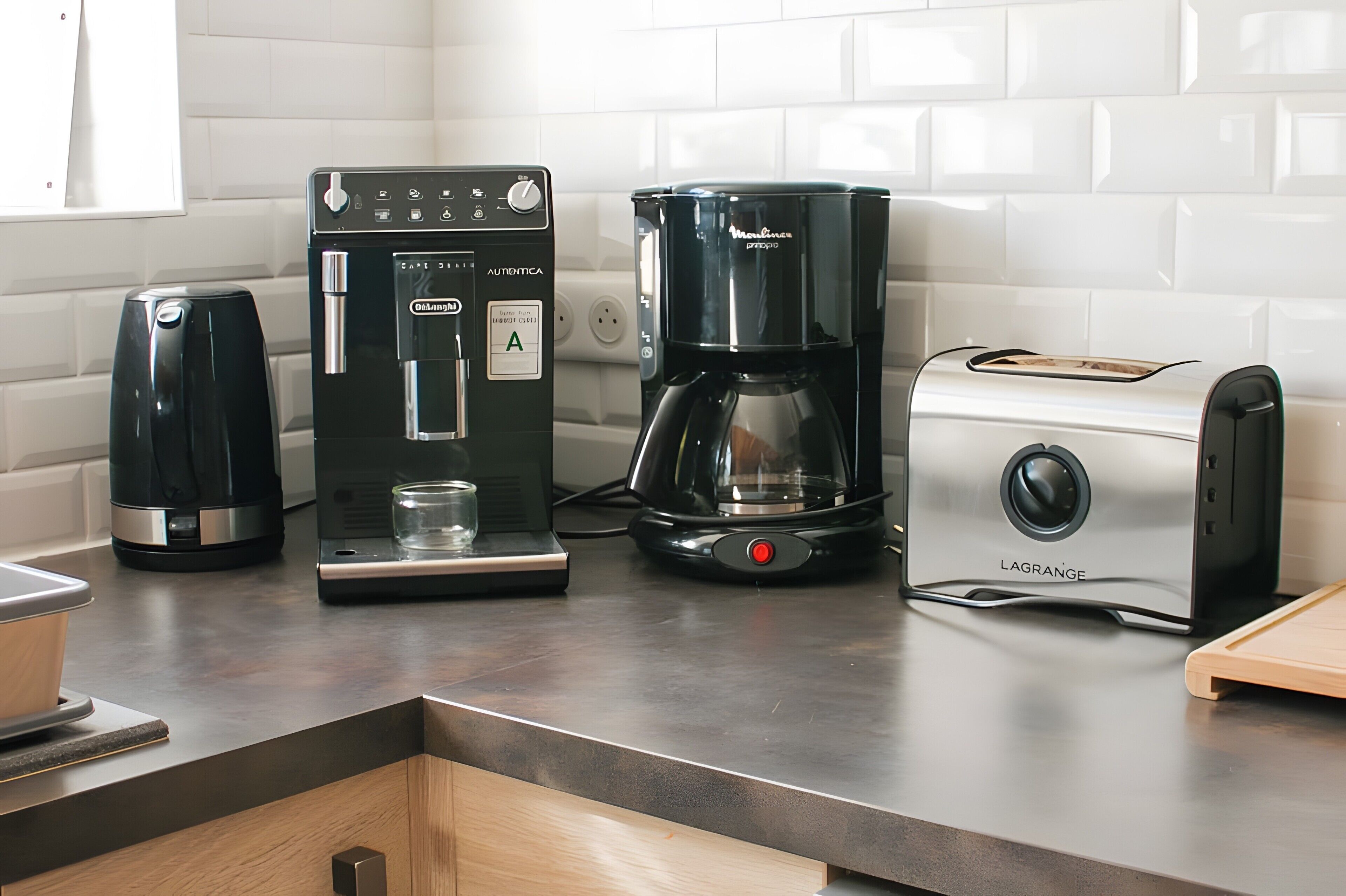 Una cocina con cafetera, tostadora y dispensador de agua en la encimera.
