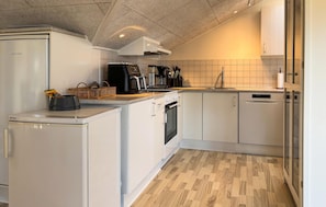 Wasserkocher mit Kaffee-/Teezubehör, Kühlschrank, Mikrowelle, Herdplatte