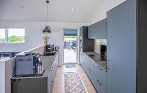 Wasserkocher mit Kaffee-/Teezubehör, Kühlschrank, Mikrowelle, Herdplatte