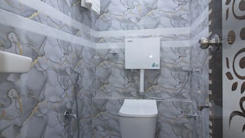 Deluxe Room, City View | Bathroom