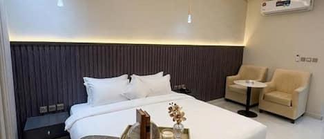 Deluxe-studio, kaupunkinäköala | Allergiatestatut vuodevaatteet, pillowtop-patjalliset sängyt, työpöytä