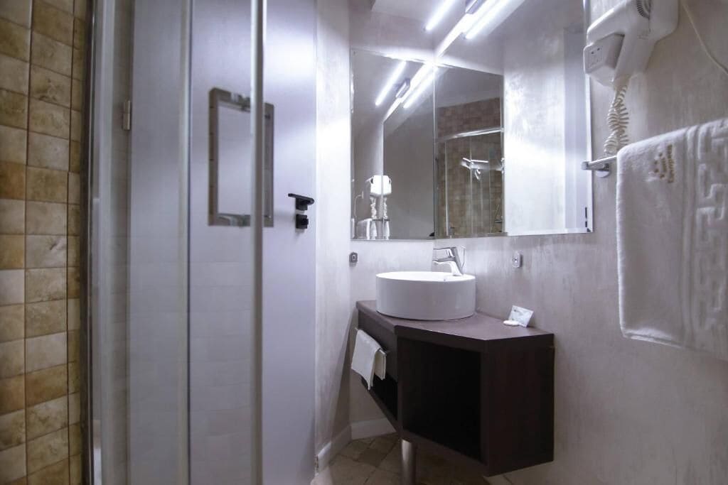 Chambre Simple Économique, vue ville | Salle de bain